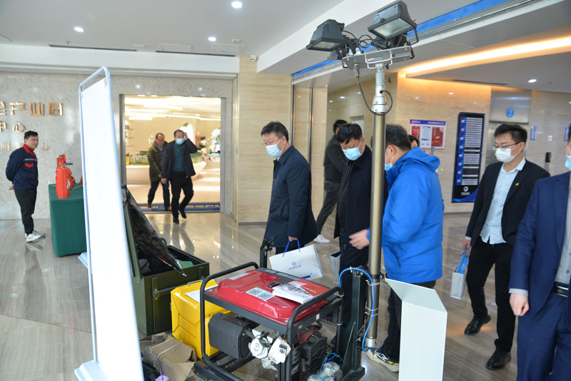 濰坊市領導蒞臨華全動力展位參觀考察發電機組、儲能電源和水泵機組